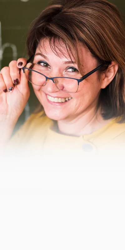 Professora sorrindo em sala de aula